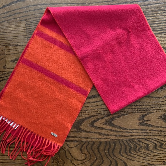 NWT! Reversible blanket scarf (orange and pink color-block) - Picture 3 of 4